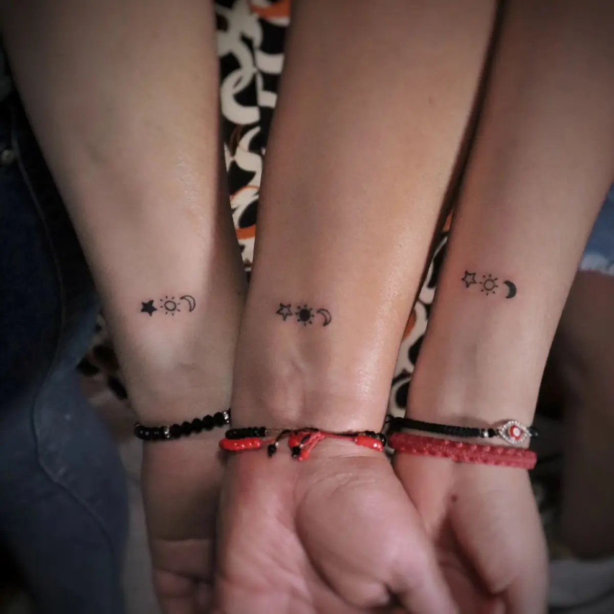 Tatuaje para madre e hijas, estilo minimalista, línea fina.