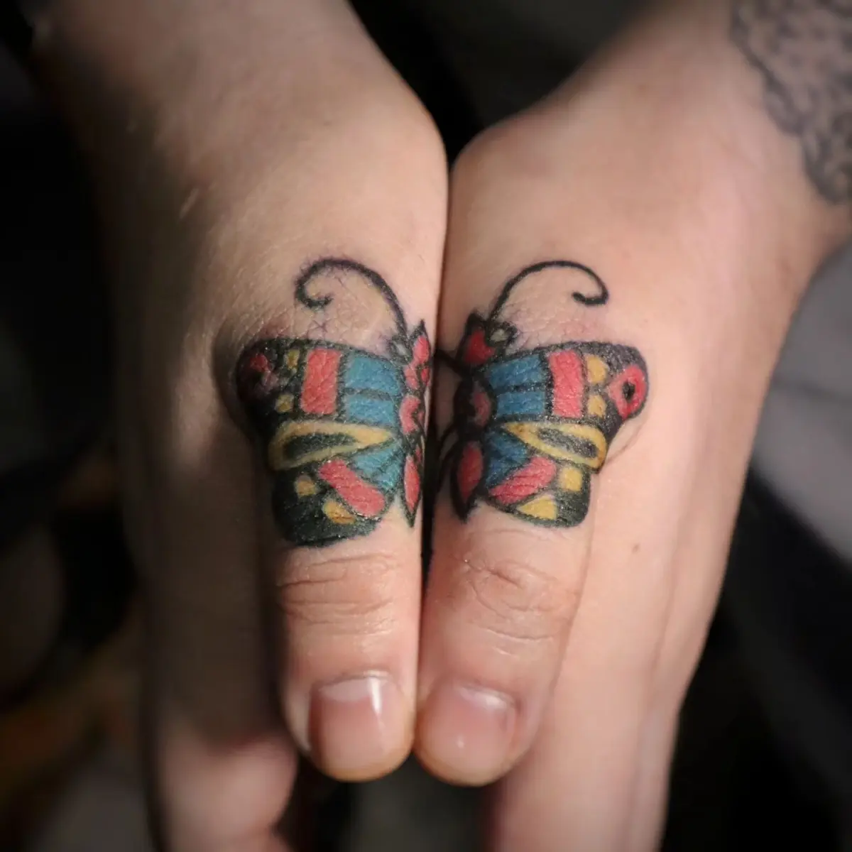 Colorea tus pulgares con nuestro colorido tatuaje de mariposa